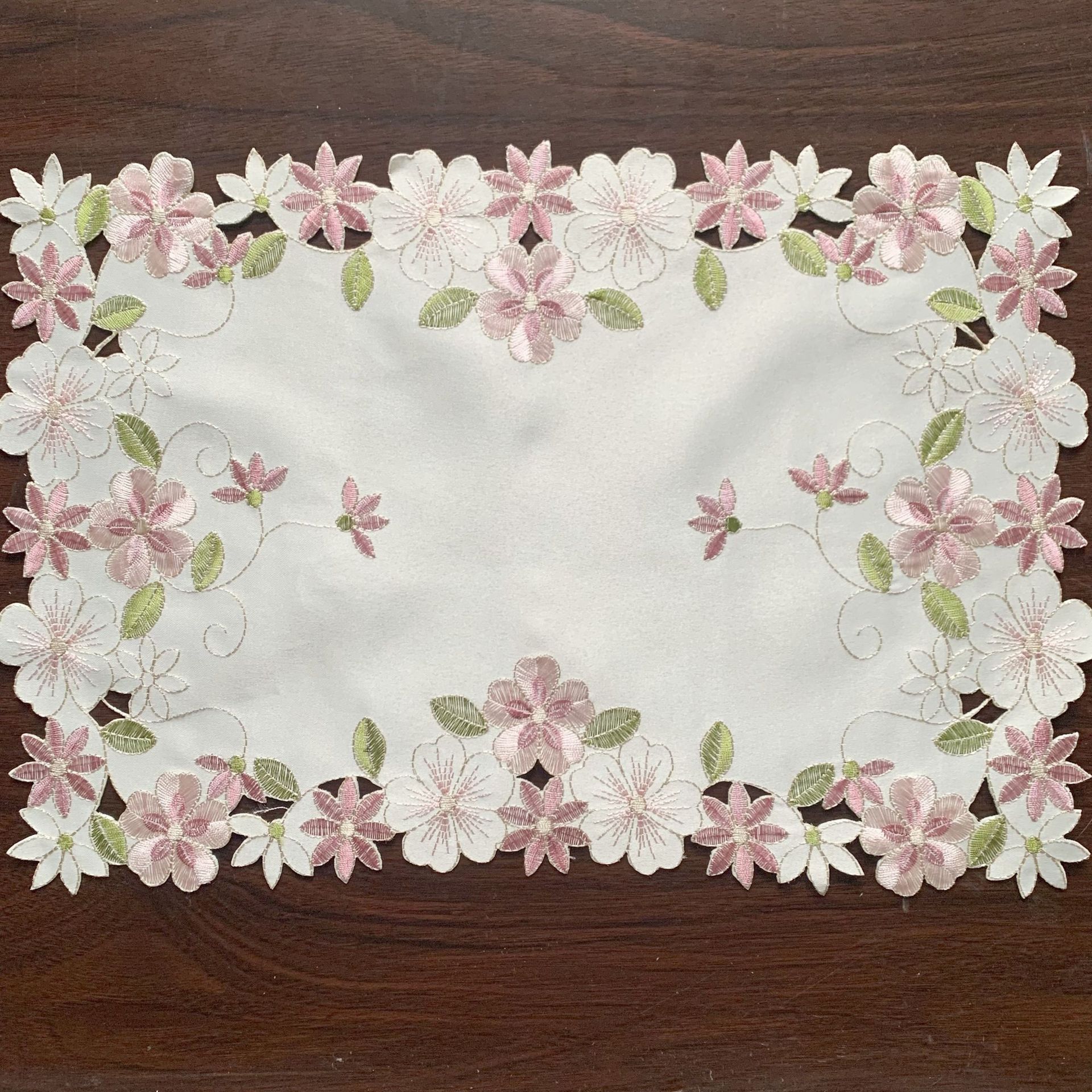 Amazon New Foreign Trade Polyester Western Food Mat Small Floral ins Embroidered Hollow Fabric Table Mat Heat Insulated Food Mat