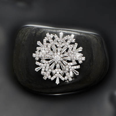 Snowflake Zircon Rotatable Brooch Super Beautiful High-grade Three-dimensional Corsage Women's Korean Style Elegant Suit Coat Pin Buckle