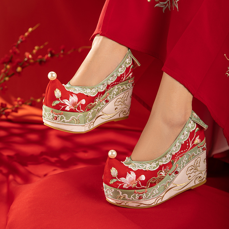 Flowers like brocade 2022 autumn and winter New antique Chinese clothing shoes embroidered comfortable large slope red wedding shoes women's Chinese clothing shoes