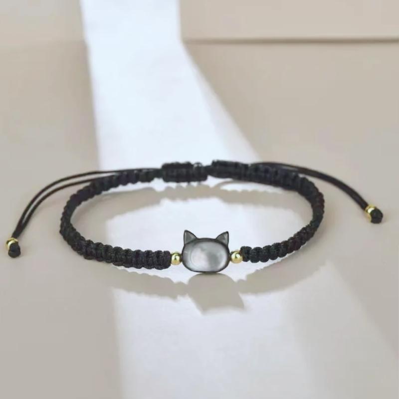 手作りの貝殻と白黒の猫のカップルのブレスレットを編みます。|undefined