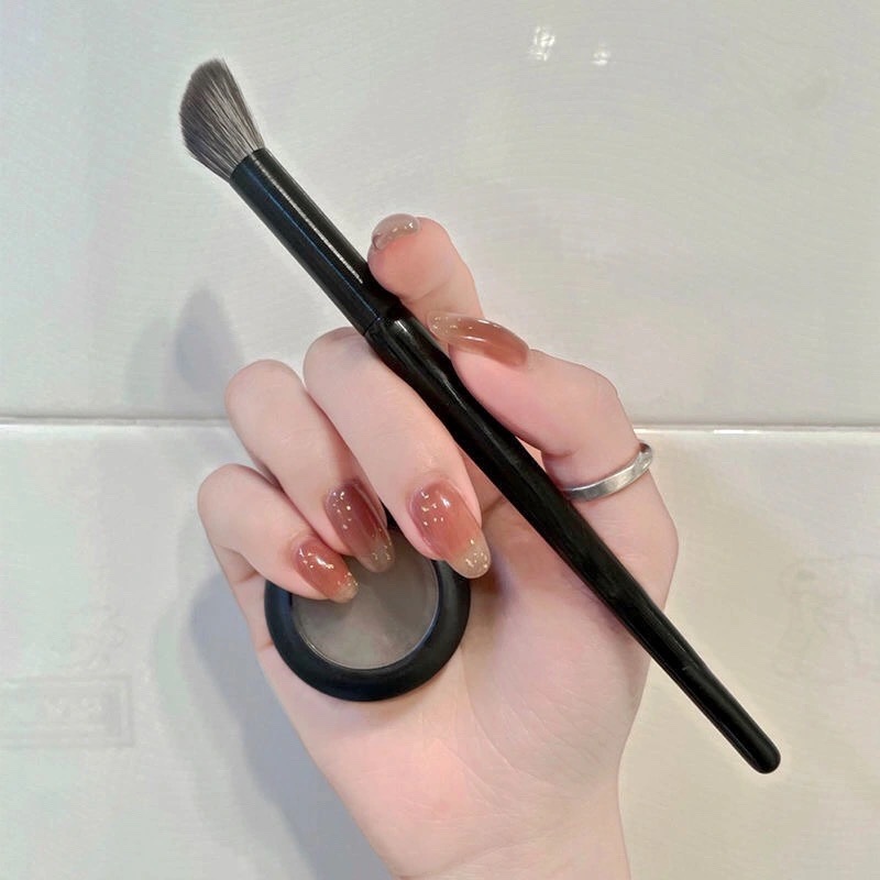105 Blush Brush with Sleek Handle, Angled Nose Blush Brush, Nose Contour Brush, Shadow Brush, 3D Highlight Nose Bridge