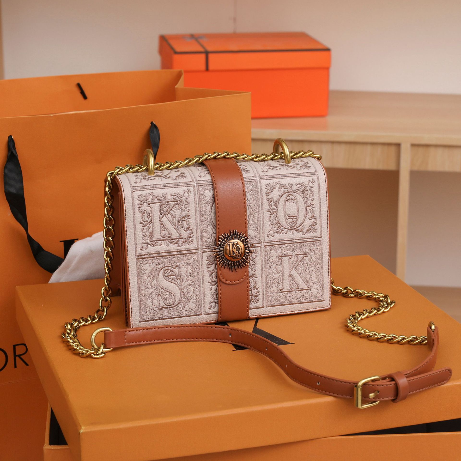 Bag Women's Bag 2024 New Style Texted Large Capacity Rhombic Chain Tote Bag Chanel Style Commuter Shoulder Crossbody Bag