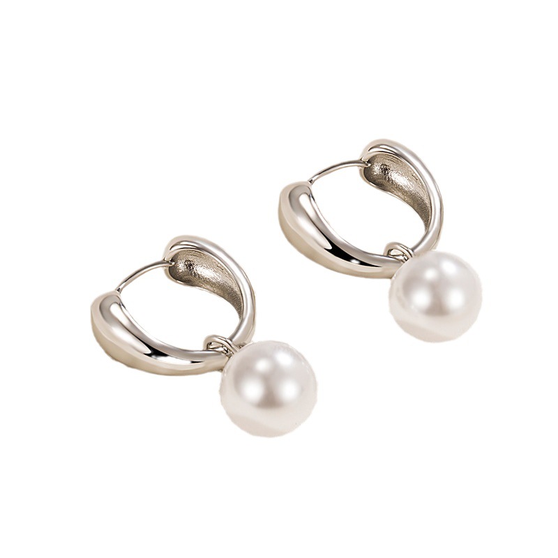 Water drop pearl ear buckle French fashionable niche design high sense early autumn pearl pendant college style gentle temperament