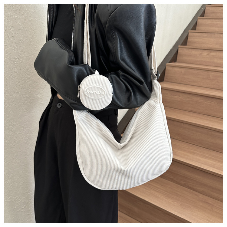 Solid color simple large capacity 2023 autumn and winter New Korean style simple shoulder messenger bag mother bag dumpling bag fashion_voghion.com
