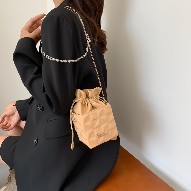 Casual women's bag 2022 summer fresh retro messenger bag elegant beautiful fashion shoulder casual messenger bag
