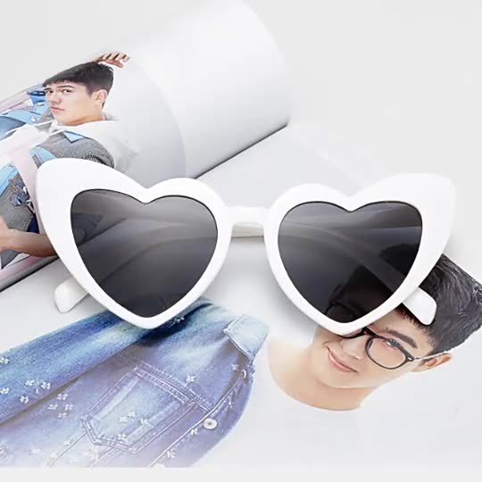 New Fashion Christmas Love Glasses Cute Heart Sunglasses Sunglasses European and American Heart Glasses Fashion Street Shot