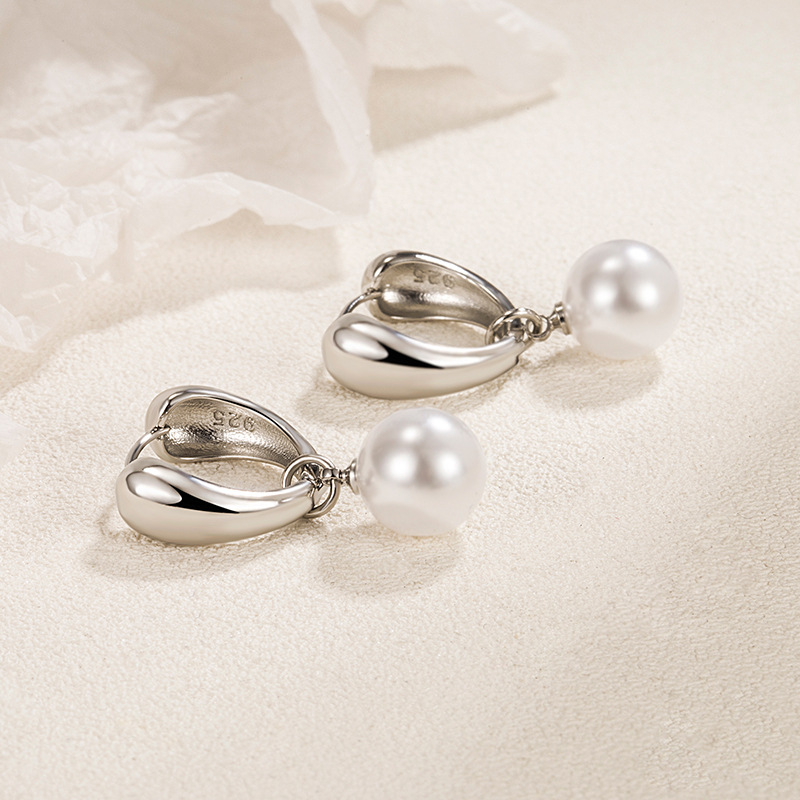 Water drop pearl ear buckle French fashionable niche design high sense early autumn pearl pendant college style gentle temperament