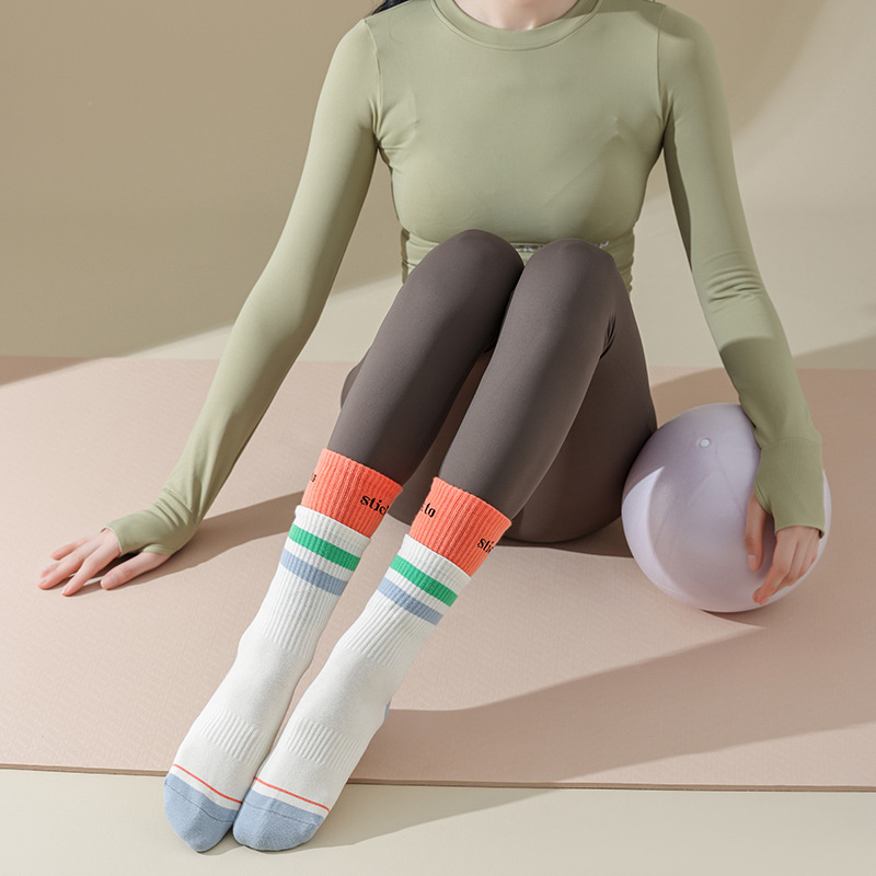 2023 new yoga socks women's mid-calf length socks pure cotton double rib Pilates sports non-slip socks with shark tights