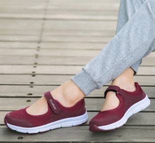 2024 outdoor a generation of middle-aged and elderly women's shoes dancing walking mother shoes flat hollow mesh 35-42 yards