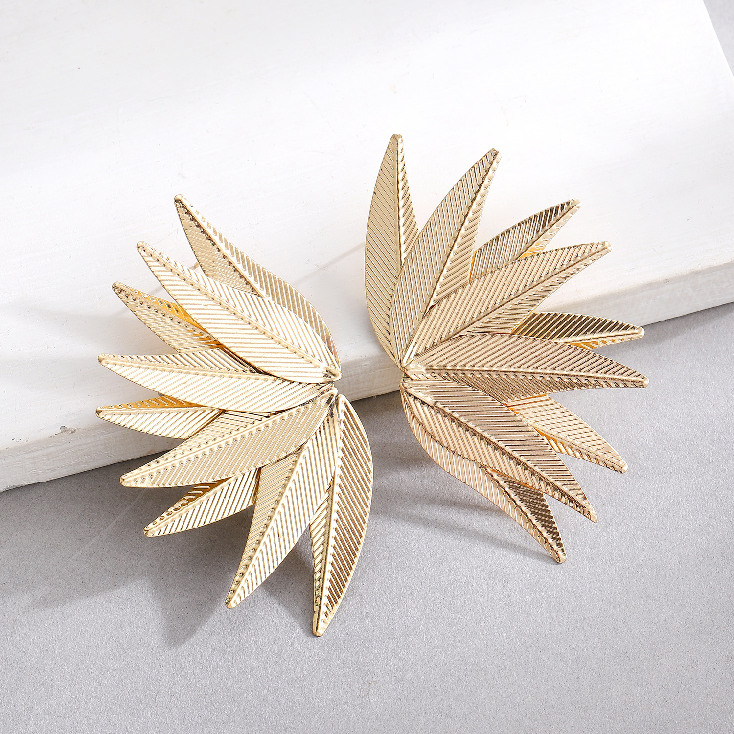 European and American cross-border exaggerated leaf stitching earrings vintage alloy leaf elegant fashion geometric earrings for women