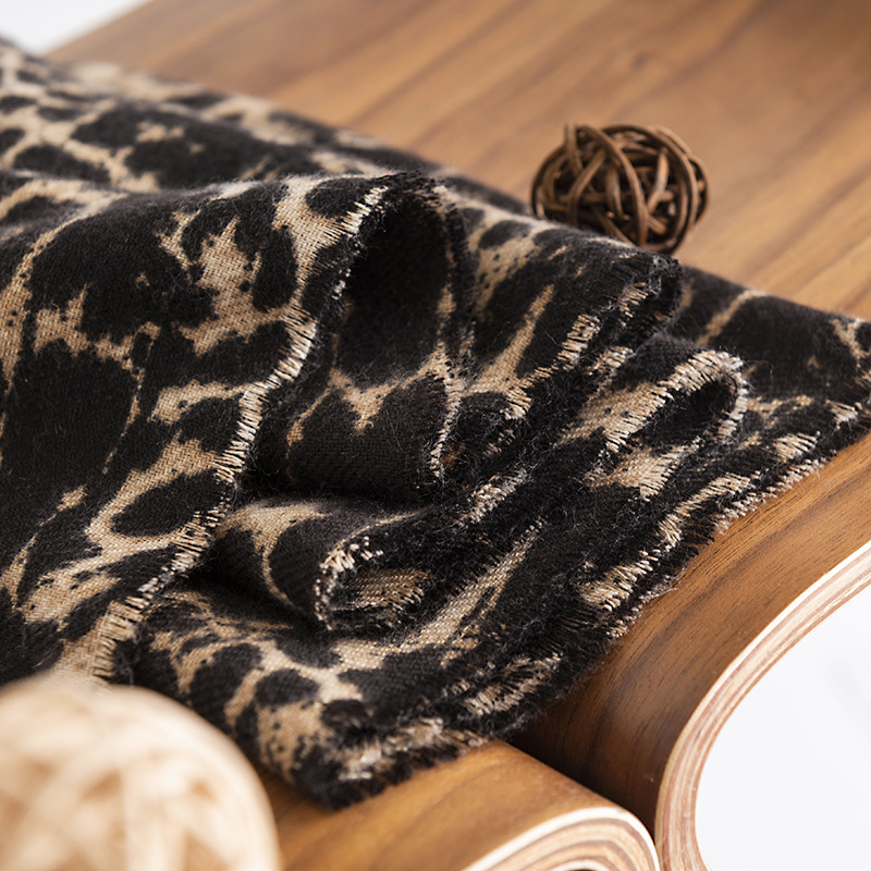 European and American Fashion Leopard Print Cashmere Scarf Winter Printed Warm Shawl Advanced Commuting Neck Protection Cold-proof Scarf
