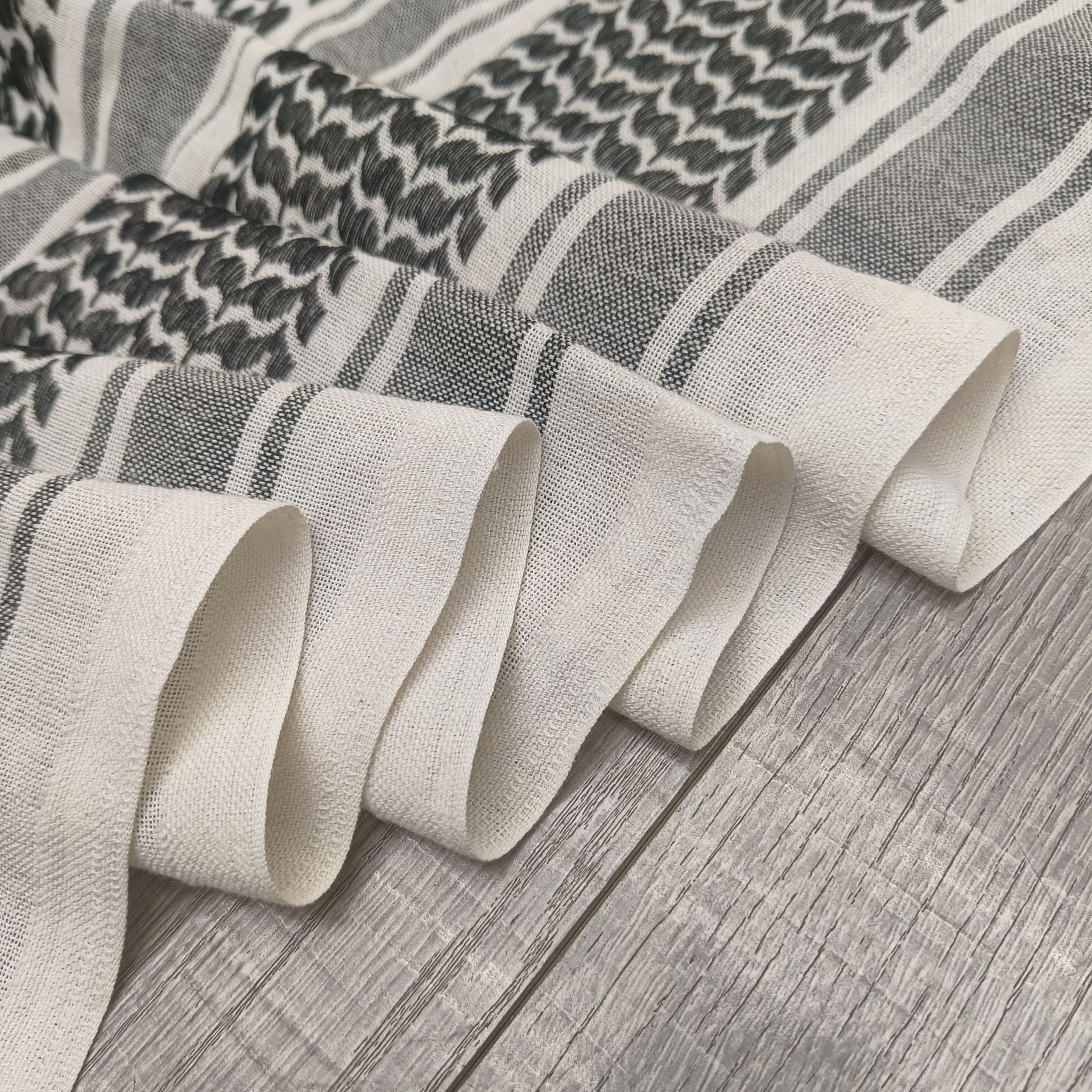 Palestinian scarf black and white jacquard square scarf Men's Middle East Saudi Arabia headscarf cross-border hot sale manufacturers batch