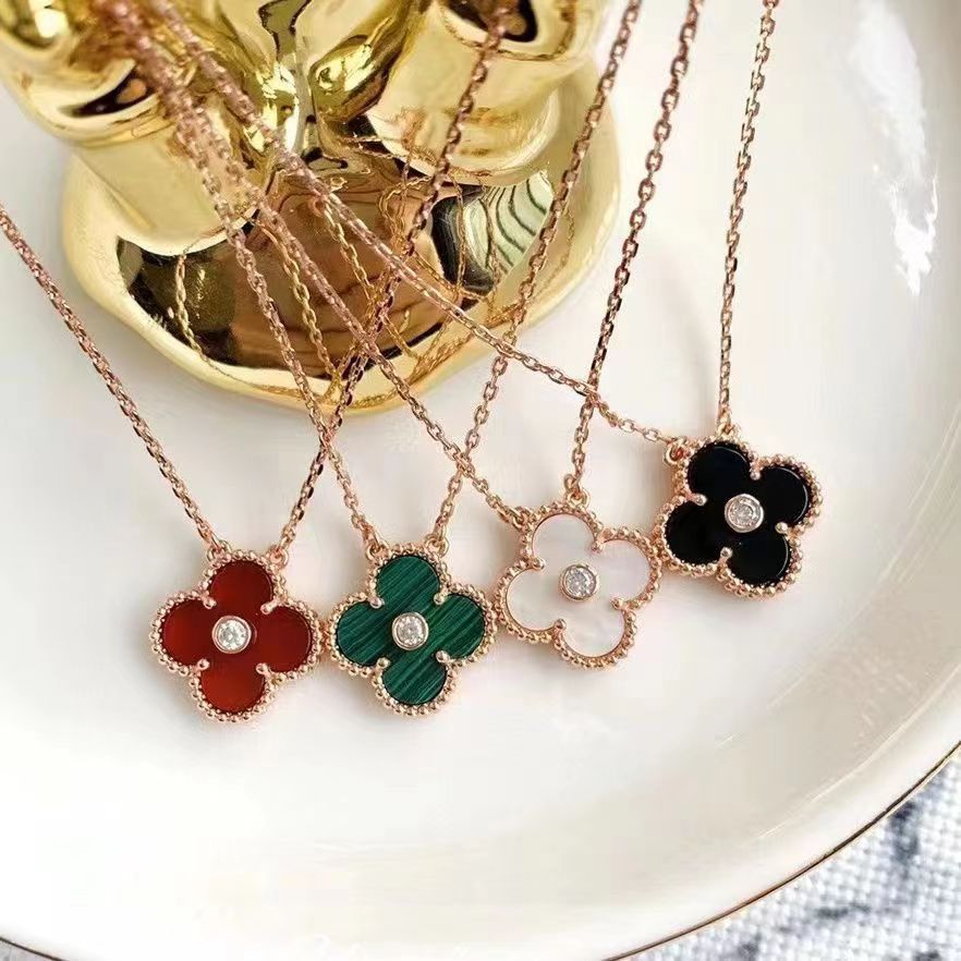 New titanium steel high clover fritillary pendant necklace female Net Red advanced design sense niche clavicle chain does not fade