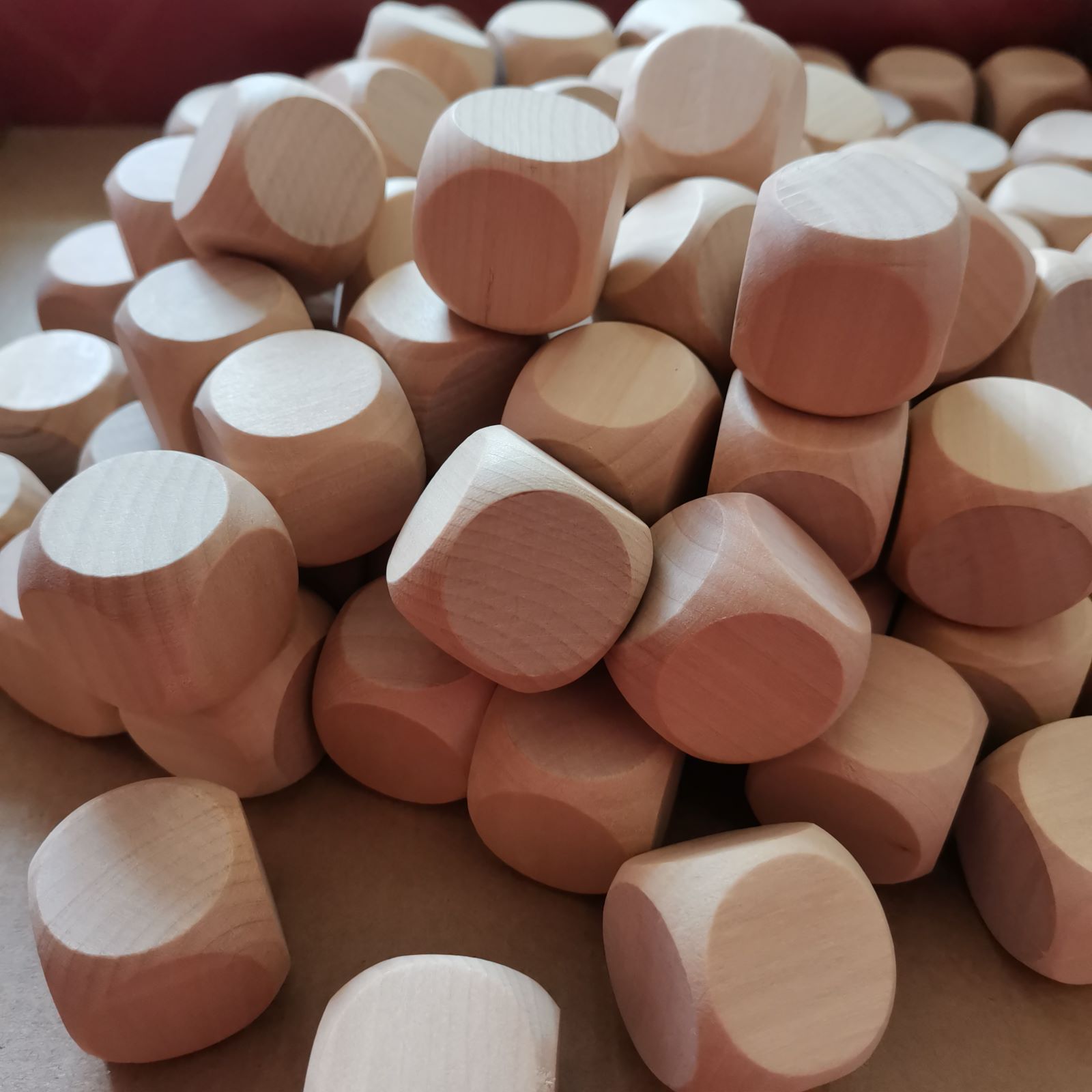 Factory spot 30mm wooden dice wooden creative color points rounded wine dice mahjong wooden sieve