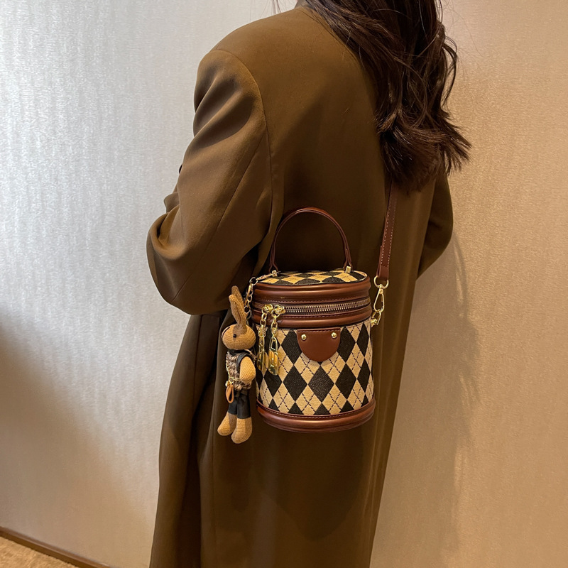 レトロなバッグの女性2023春の新しいファッションの小さな人々の斜めのバッグの質感の菱格はバケツのバッグを手に入れた|undefined