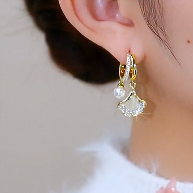 Women's Cat's Eye Ginkgo Leaf Ear Clips. Fashionable. Elegant. Versatile. Unique and Small-batch Earrings.
