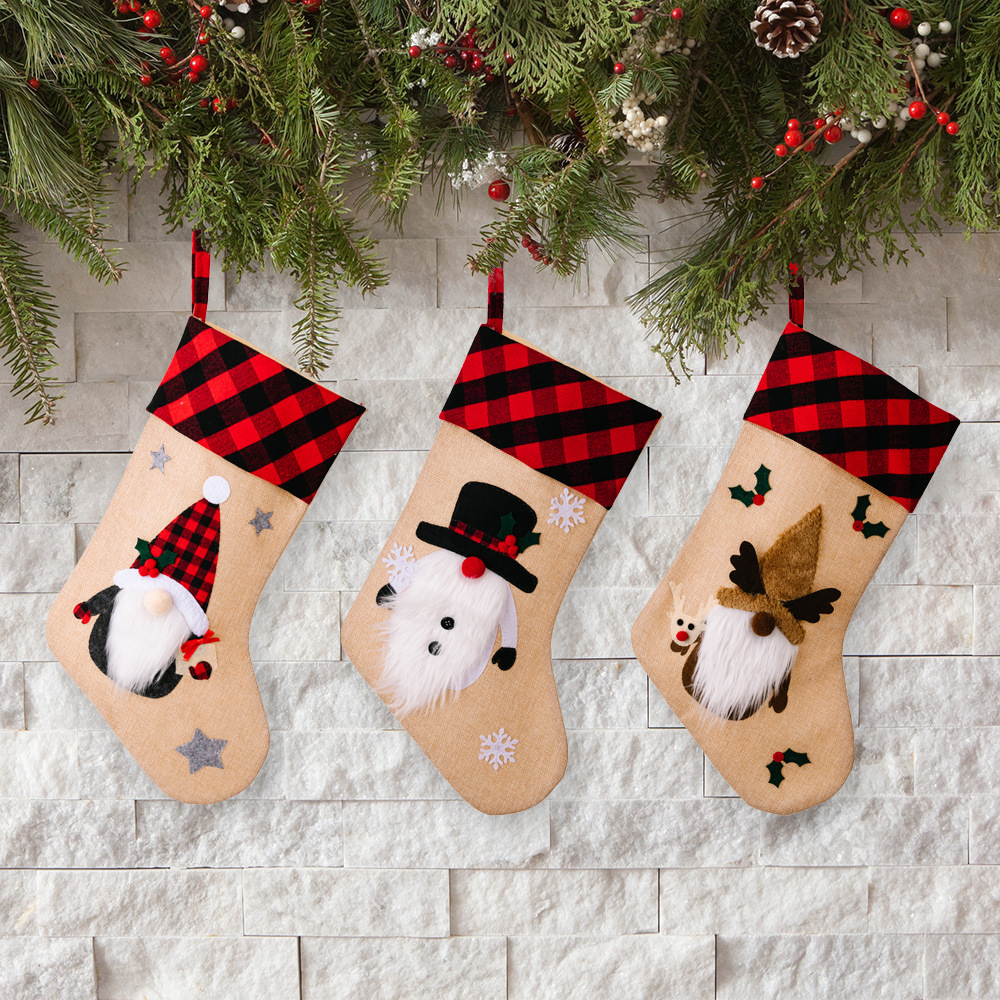 Kodu ja aed Uued jõulukaunistused Punase ja musta ruudulise servaga tikitud multikas Vanamehe kingikott Jõuluakna ripats_voghion.com