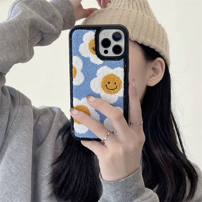 刺繡笑臉花朵適用iPhone14promax蘋果13手機殼毛絨15太陽花11秋冬