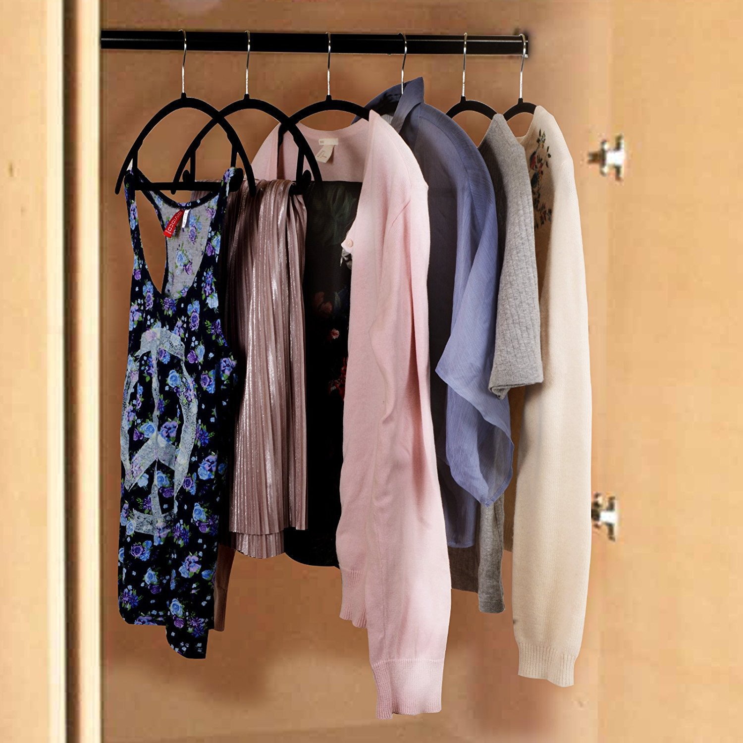 Semi-circular arc flocking hanger non-slip seamless anti-shoulder angle anti-bulging clothes hanging suede Oval hanger