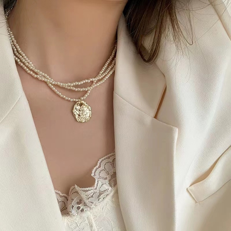 Multi-layered pearl necklace high-end design niche clavicle chain 2022 new women's fashion personality necklace