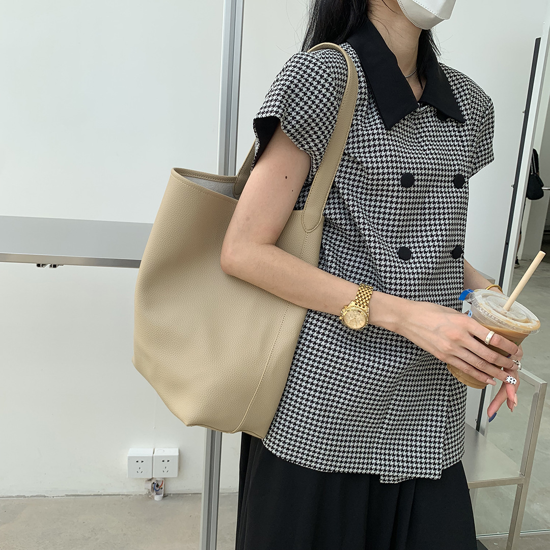 広州の女性バッグ工場のレトロでシンプルなショルダーバッグの大容量のバケツの脇の下にpuのファッションの子供の母のバッグのファッションの現物を包みます。