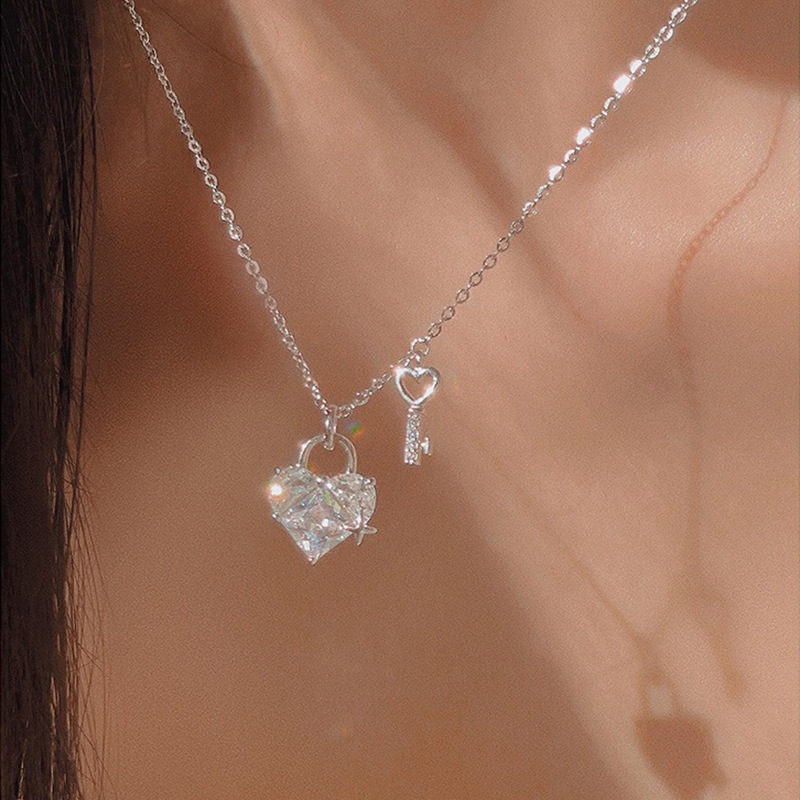 愛のネックレスの女性の軽い豪華な大衆はハート型の鍵の鎖のステンレスの新型の親友の誕生日プレゼントを入れます。|undefined