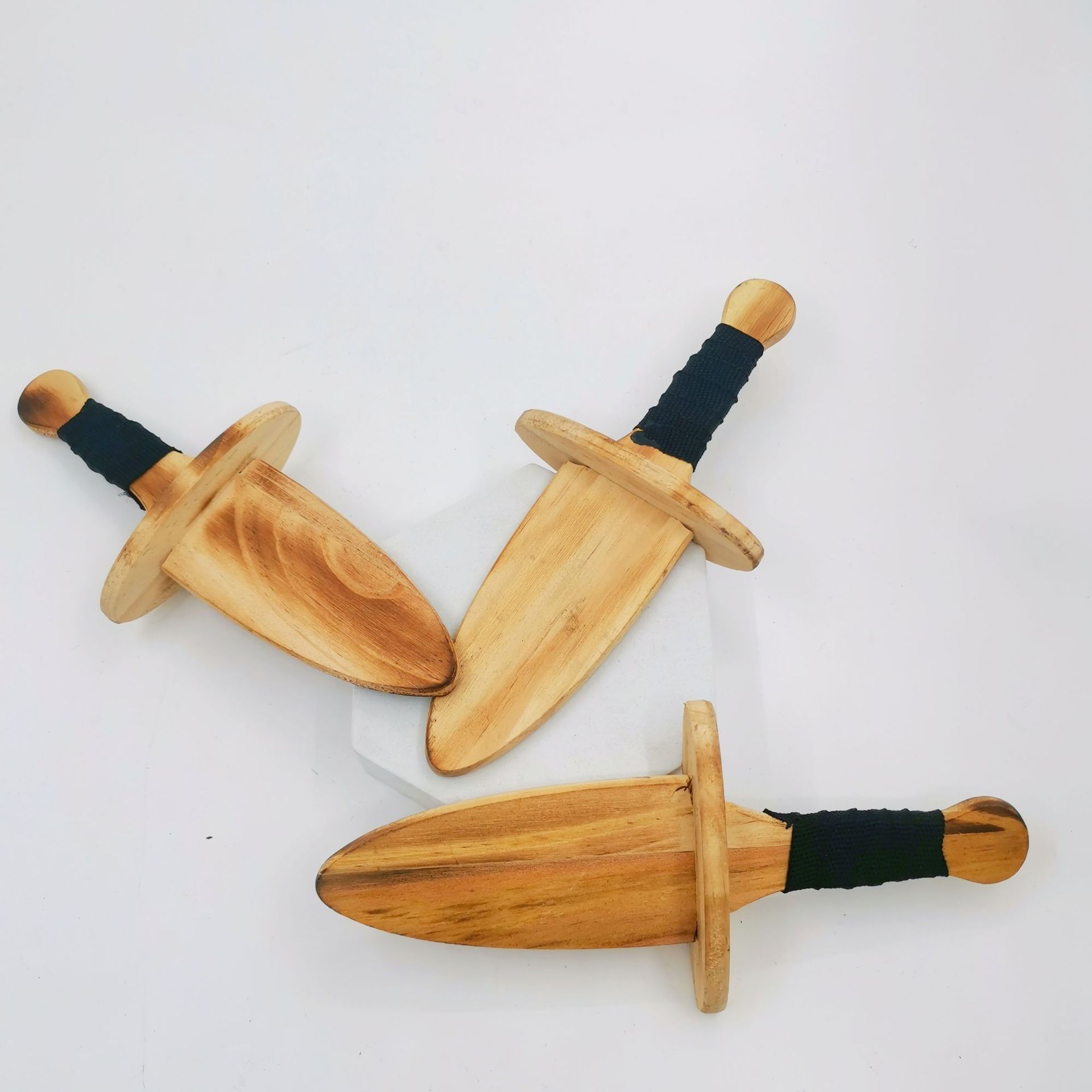 Factory Direct sales all-wood small dagger children's toys all-wood small knife small sword handmade art scenic spot hot selling toys