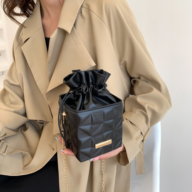 Casual women's bag 2022 summer fresh retro messenger bag elegant beautiful fashion shoulder casual messenger bag