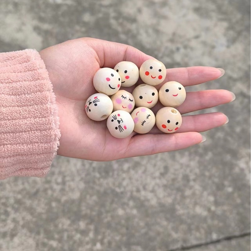 国境を越えてよく売れている卸売りの笑顔の木の玉の20mmのカラー印の玉の散珠の手は丸い木の玉のフリンジバッグを刺します。|undefined