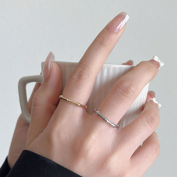 Koreanischer Ins-Nischendesign-Ring, minimalistischer, allgleiches, unregelmäßige Textur, flache Linienöffnung, verstellbarer Ringhersteller_voghion.com