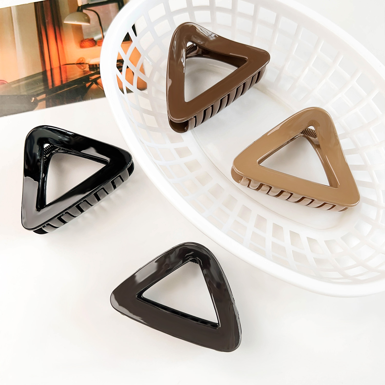 Maillard Bright PC Triangle Grab Clip Temperamento coreano Forcina per capelli a mezza coda di cavallo alta Fermaglio squalo cavo di alta qualità per le donne_voghion.com