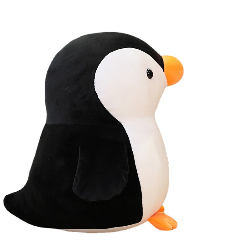 ペンギンのぬいぐるみのぬいぐるみの子供のベッドで寝ています。|undefined