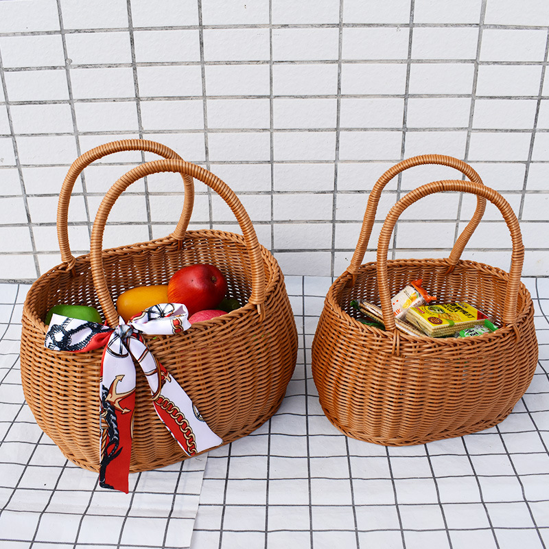 屋外のピクニックかごは藤編みのバスケットを模しています。|undefined