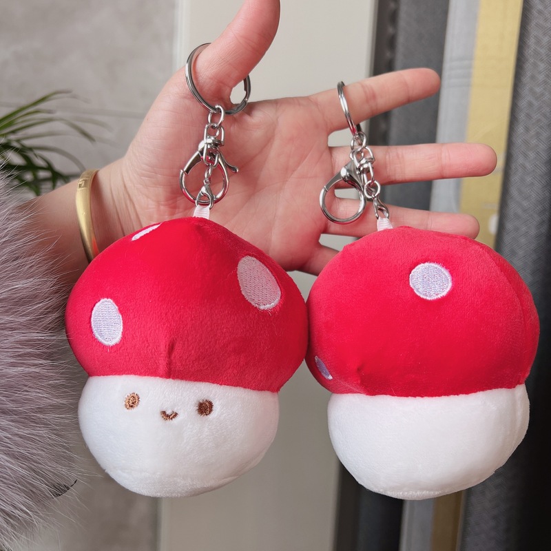 キャッチマシンの子供のキノコの小さいペンダントのぬいぐるみの夜市は地面を押して投げます。|undefined