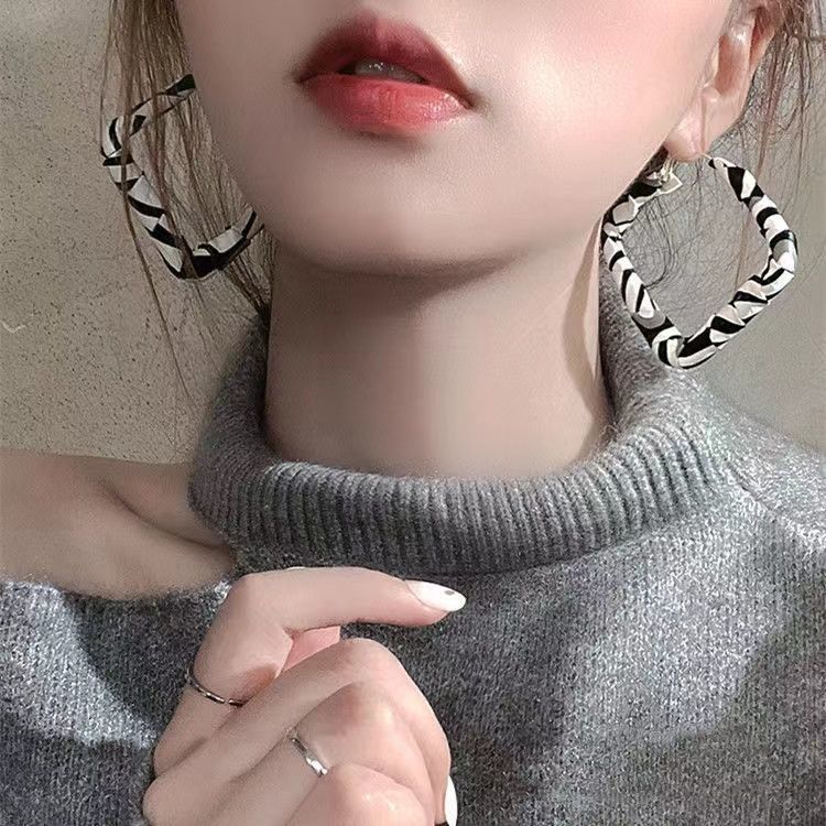 斑馬紋幾何方形耳環2021年新款潮皮革耳圈耳釘冷淡風氣質耳飾女秋