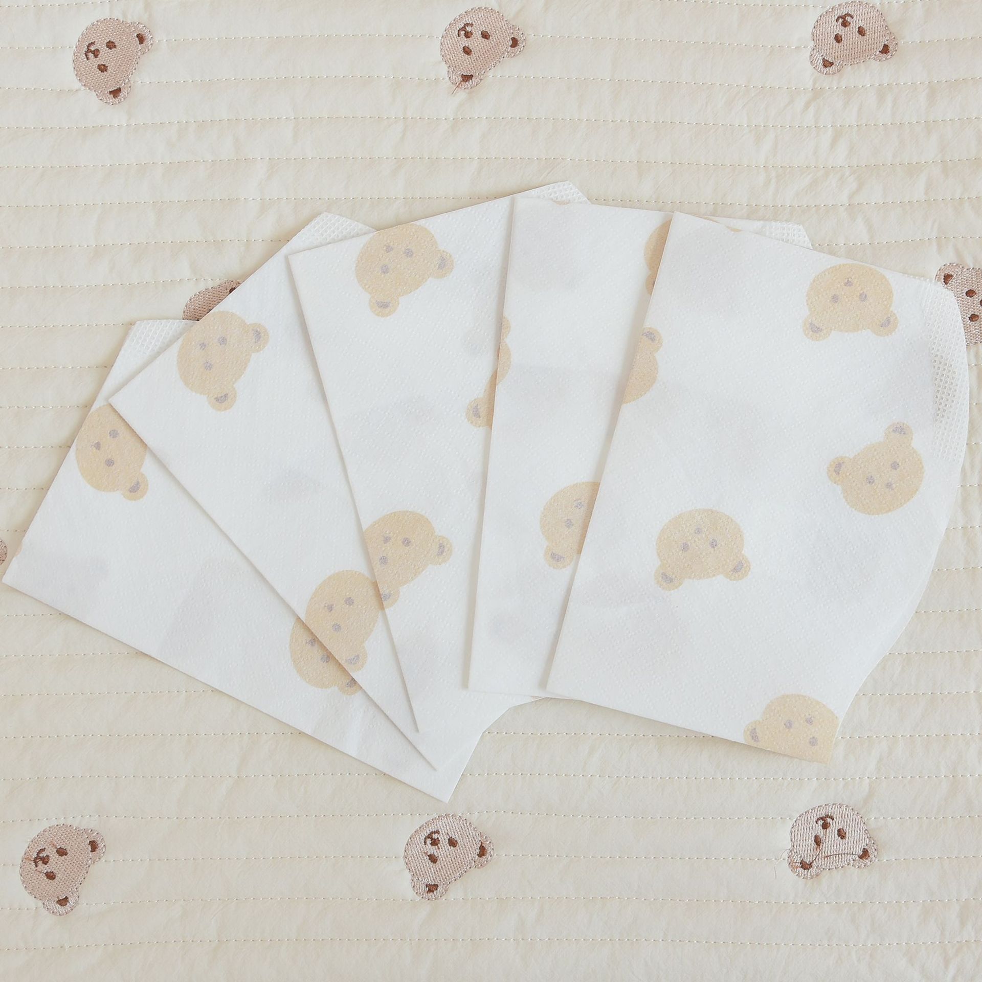 Ins new disposable non-woven disposable bib for babies Disposable bib bear pattern portable absorbent bib for going out