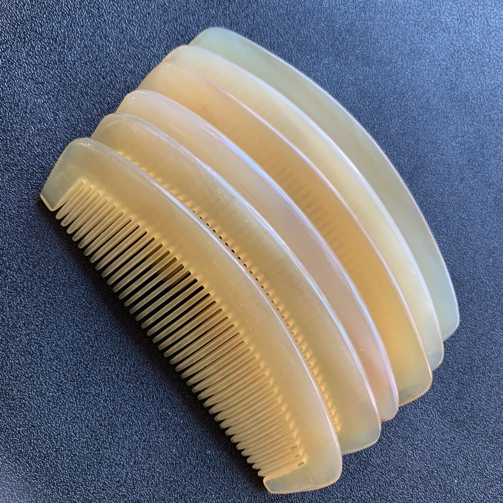 Cow horn moon comb wide comb dense tooth horn comb semicircle comb butterfly comb factory wholesale scenic spot stall processing