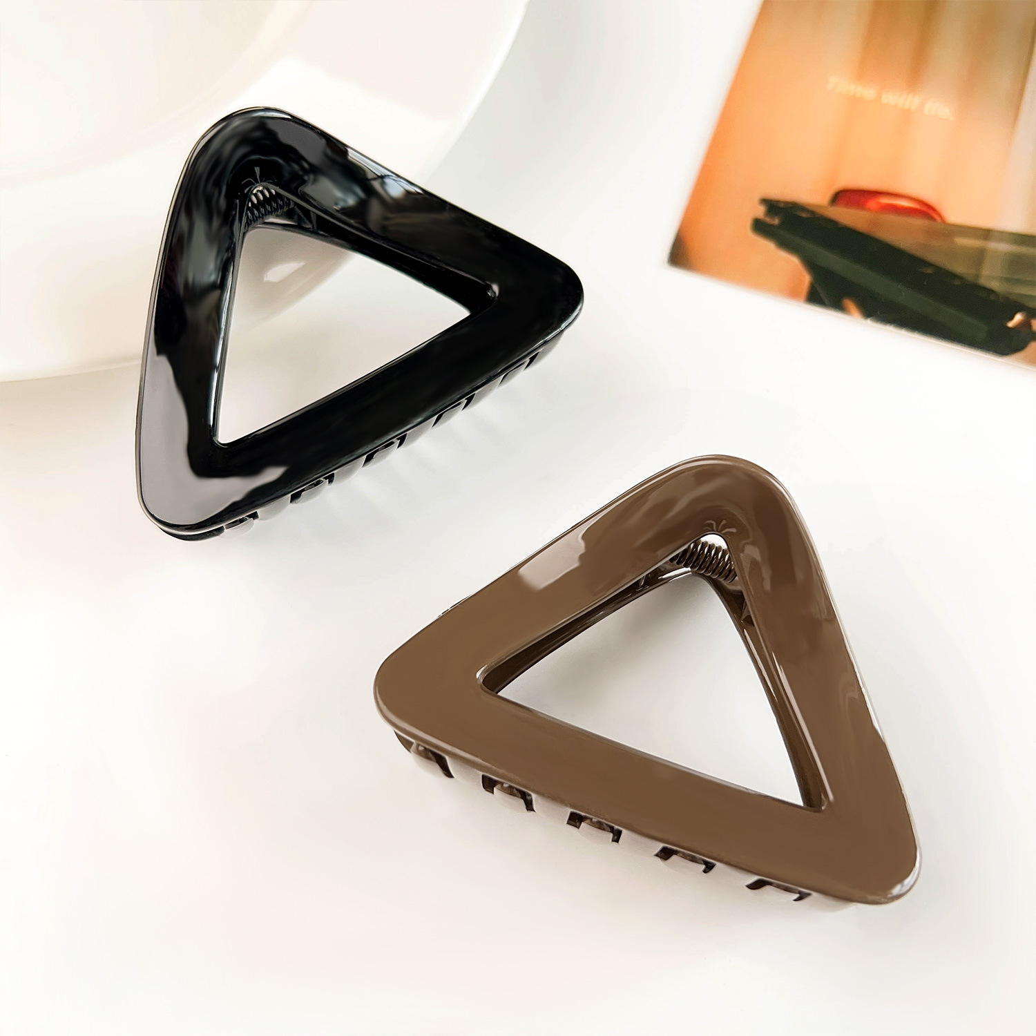 Maillard Bright PC Triangle Grab Clip Temperamento coreano Forcina per capelli a mezza coda di cavallo alta Fermaglio squalo cavo di alta qualità per le donne_voghion.com