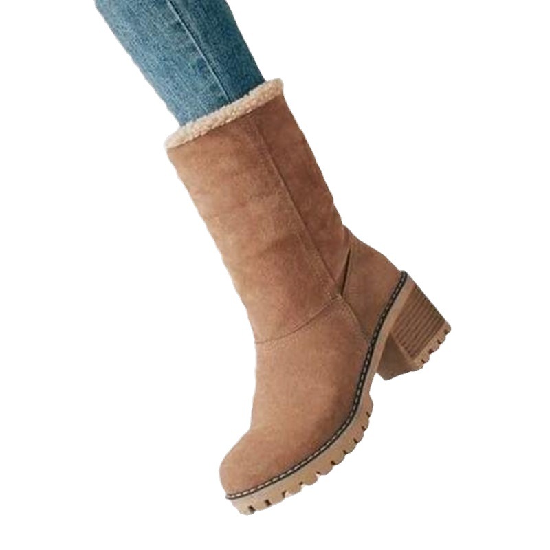 Stivali da neve di grandi dimensioni, una scarpa, due donne indossano stivali con tacco spesso a metà gamba_voghion.com