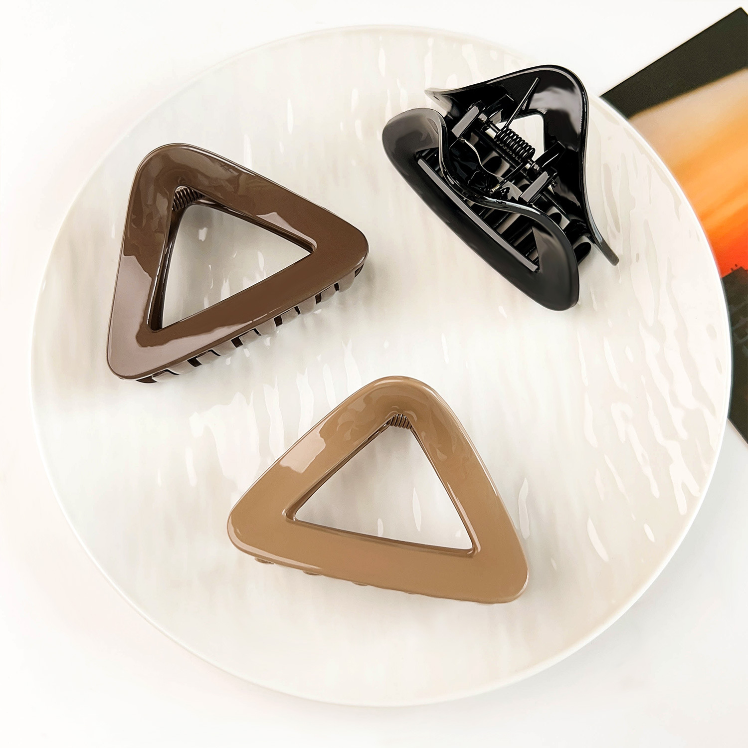 Maillard Bright PC Triangle Grab Clip Temperamento coreano Forcina per capelli a mezza coda di cavallo alta Fermaglio squalo cavo di alta qualità per le donne_voghion.com