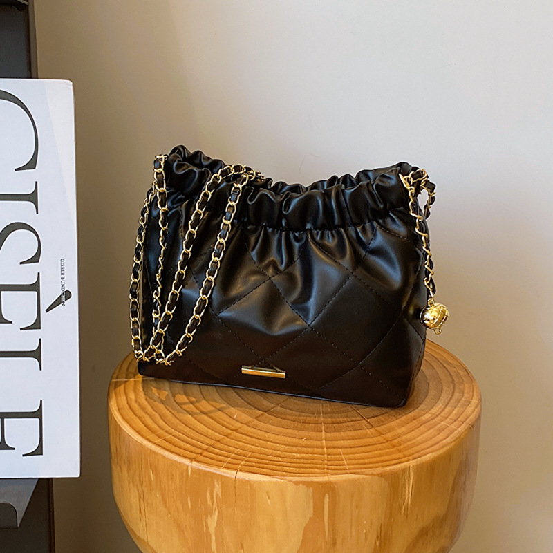 Popular bag women's bag 2023 Summer new fashion casual rhombus shoulder bag commuter solid color chain messenger bag