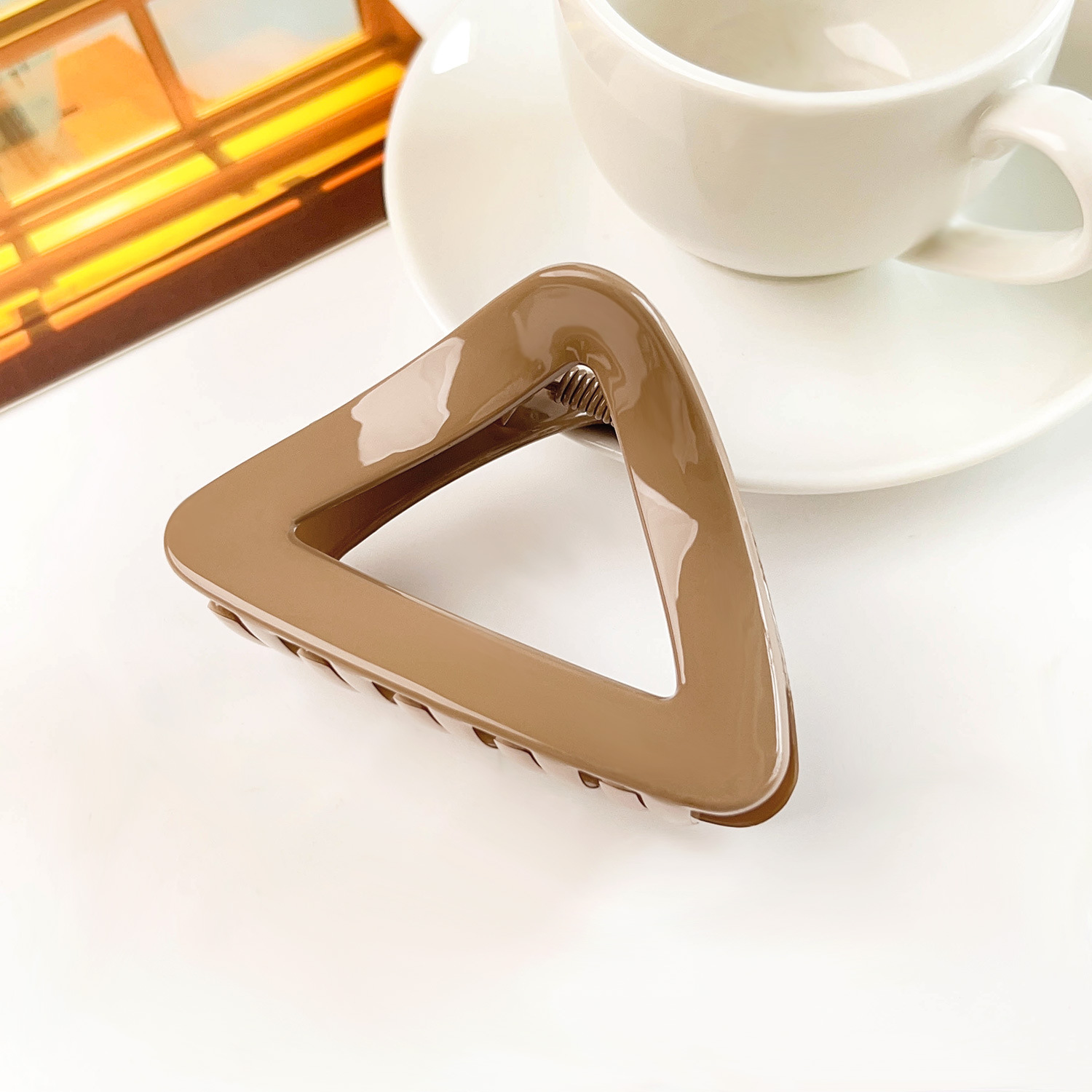 Maillard Bright PC Triangle Grab Clip Temperamento coreano Forcina per capelli a mezza coda di cavallo alta Fermaglio squalo cavo di alta qualità per le donne_voghion.com