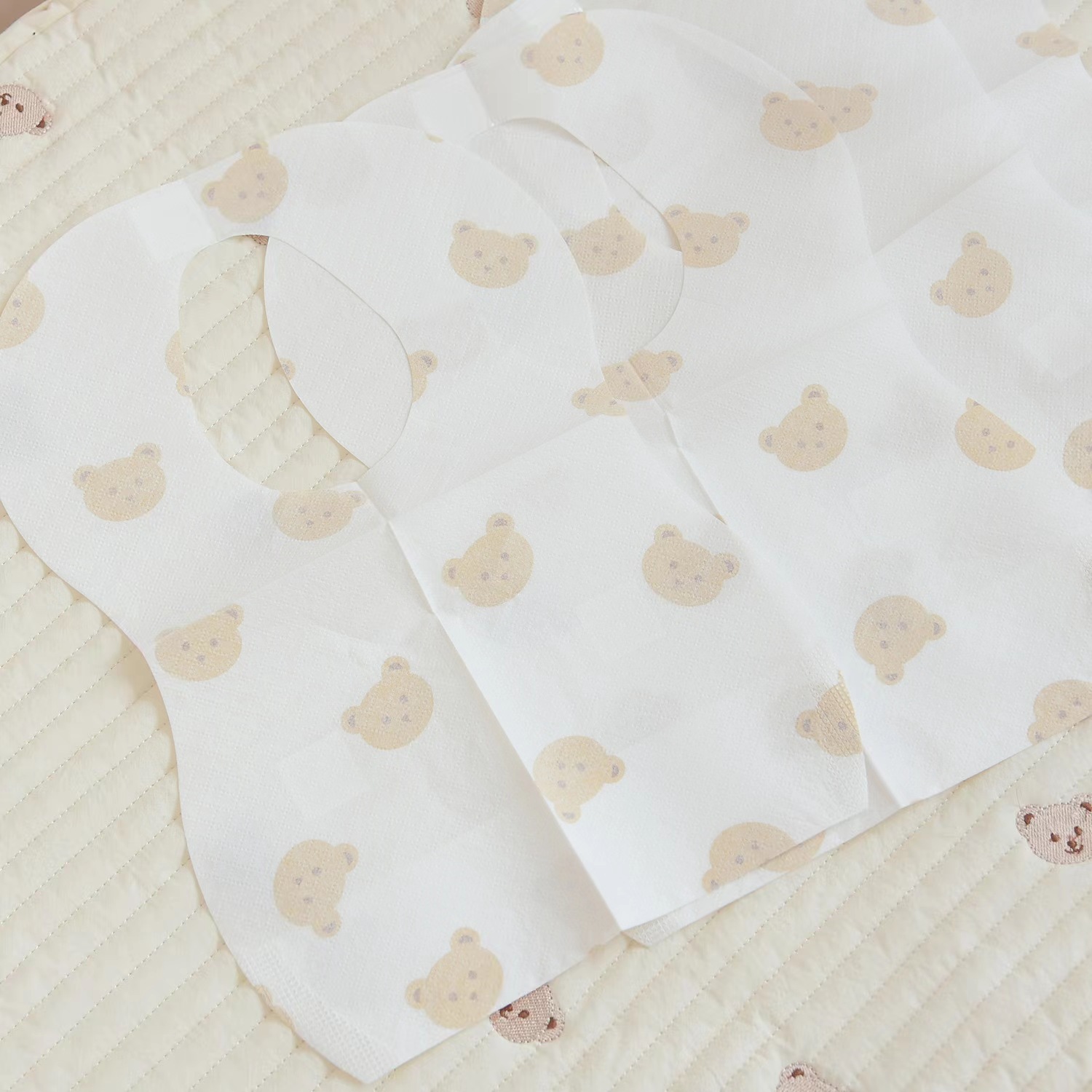 Ins new disposable non-woven disposable bib for babies Disposable bib bear pattern portable absorbent bib for going out