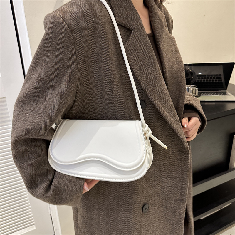 Women's bag 2023 Winter niche Western style shoulder bag versatile texture portable phone bag Korean style underarm women's bag fashion