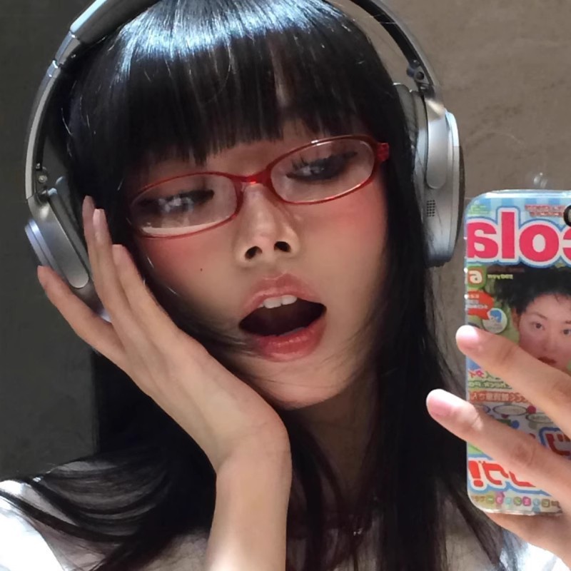 Y2g hot girl Japanese and Korean retro small oval gradient green glasses frame personality anime concave shape plain glasses female fashion shot
