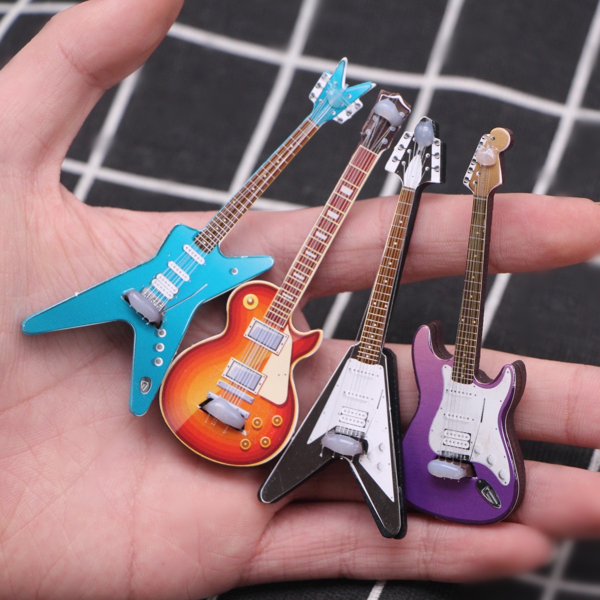 Cross-border doll house mini simulation electric guitar OB11 popular guitar miniature scene props matching model accessories