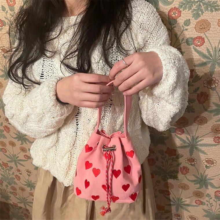 韓国刺繍の愛はピンクのハンドバッグを持っています。2022春夏の新型シングル肩斜めショルダーのミニバケツのカバンです。|undefined