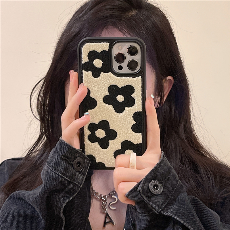 毛絨刺繡黑色花朵適用iphone15Promax蘋果14手機殼13女11秋冬12潮