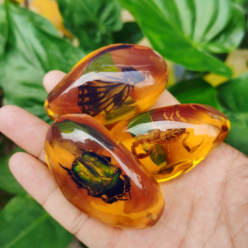 Fluorescent Stone-Shaped Real Specimen Insect Amber Running Jianghu New Strange Conformal Resin Amber Pendant Pendant Pomper Pendant