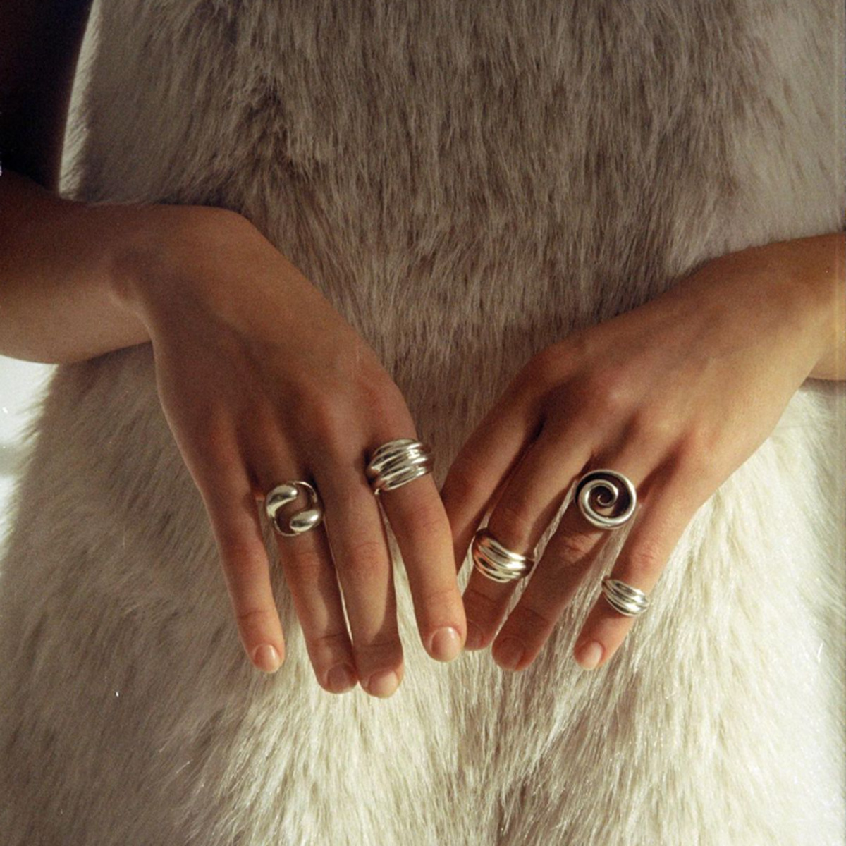 anello in acciaio inossidabile dorato con goccia d'acqua, design unico, senso di nicchia, anello in acciaio al titanio di alta qualità_voghion.com